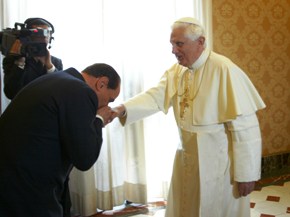 Il baciamano di Silvio Berlusconi a Papa Benedetto XVI durante l'incontro del 6 giugno 2008
