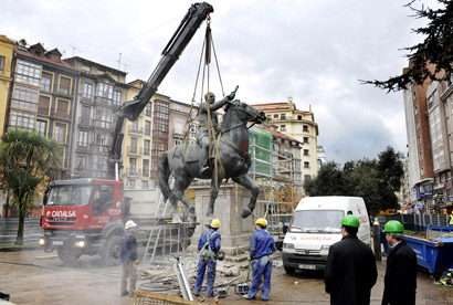 Rimozione dell'ultima statua di Franco