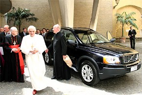 Benedetto XVI riceve in dono la sua seconda SUV, una VOLVO XC90 V8 del valore di oltre 80.000 euro