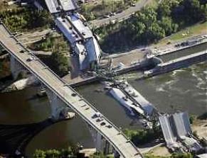 Il ponte sul Mississipi crollato a Minneapolis