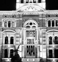 Foto dello striscione fatto affiggere dal sindaco sulla facciata del municipio di Trieste