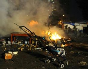 Una immagine dei roghi nei campi rom di Napoli