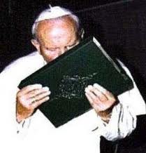 Giovanni Paolo II mentre bacia il Corano