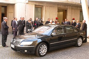 Benedetto XVI riceve in dono la sua terza auto, una VOLKSWAGEN Phaeton del valore di oltre 130.000 euro 