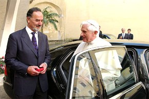 Benedetto XVI riceve in dono la sua terza auto, una VOLKSWAGEN Phaeton del valore di oltre 130.000 euro 