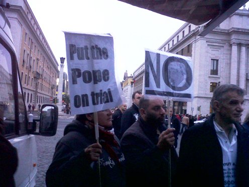 Alcune immagine della manifestazione delle vittime dei preti pedofili davanti al Vaticano del 31/10/2010
