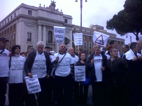 Alcune immagine della manifestazione delle vittime dei preti pedofili davanti al Vaticano del 31/10/2010