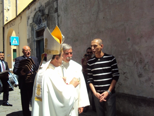 Alcuni momenti della iniziativa di Francesco Zanardi che ha cercato di parlare pubblicamente con il vescovo di Savona Vittorio Lupi