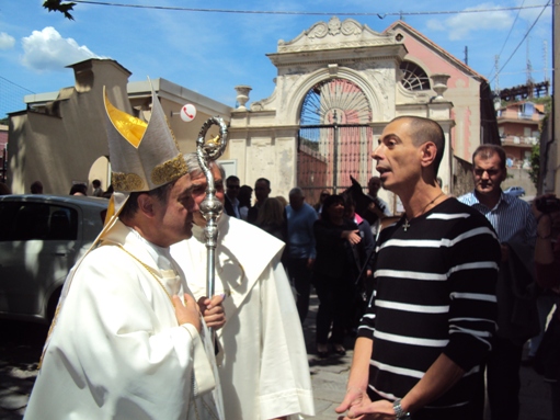Alcuni momenti della iniziativa di Francesco Zanardi che ha cercato di parlare pubblicamente con il vescovo di Savona Vittorio Lupi