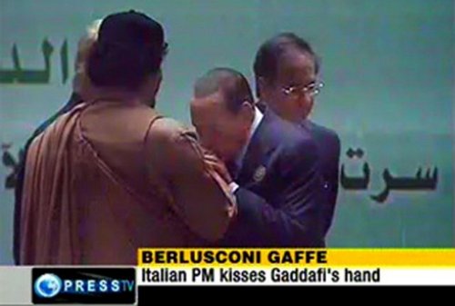 Berlusconi bacia la mano al leader libico Gheddafi