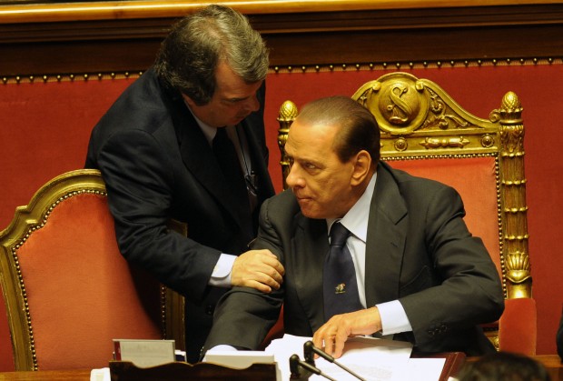 Berlusconi dorme durante la seduta del Senato del 13/12/2010 sulla fiducia al suo governo