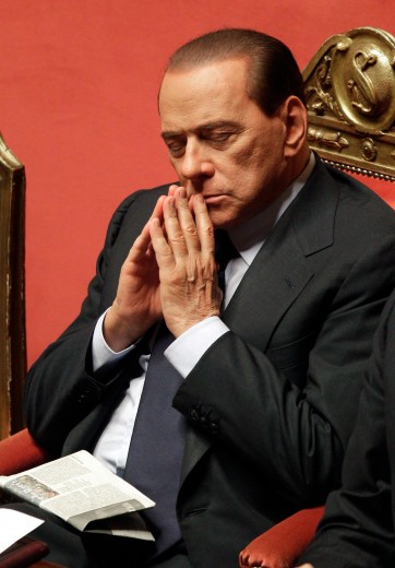 Berlusconi dorme durante la seduta del Senato del 13/12/2010 sulla fiducia al suo governo