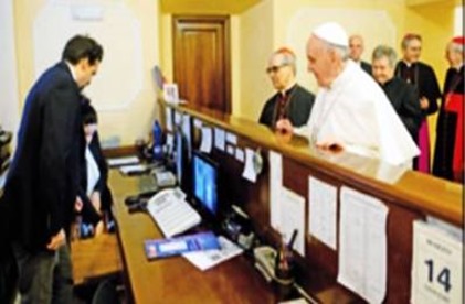 Papa Francesco paga il conto dell'albergo