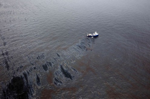 Il disastro ecologio nel golfo del Messico - Una isola di petrolio di 75000 kmq si dirige verso la Lousiana dopo l'incendio di una piattaforma petrolifera