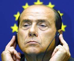 Piccolo Cesare Silvio Berlusconi: al Cavaliere appartengono le tre maggiori emittenti TV del paese e come capo del governo può interferire direttamente nei programmi della TV di Stato RAI