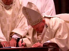 Nella foto, Giovanni Paolo II mentre firma l'enciclica il 17-04-2003 in San Pietro