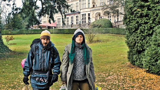 La coppia di senzatetto davanti allo Schlosshotel di Kronberg