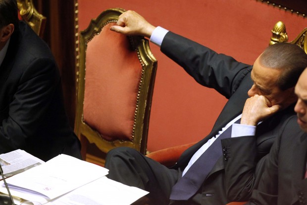 Berlusconi dorme durante la seduta del Senato del 13/12/2010 sulla fiducia al suo governo