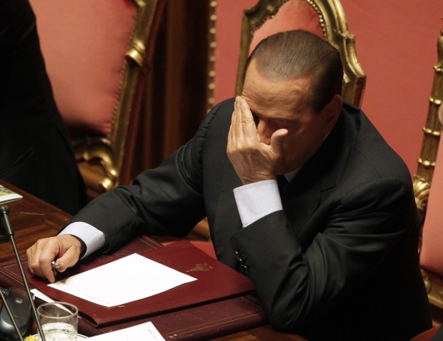 Berlusconi dorme durante la seduta del Senato del 13/12/2010 sulla fiducia al suo governo