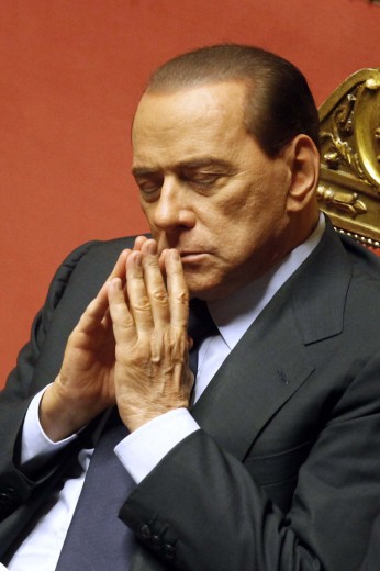 Berlusconi dorme durante la seduta del Senato del 13/12/2010 sulla fiducia al suo governo