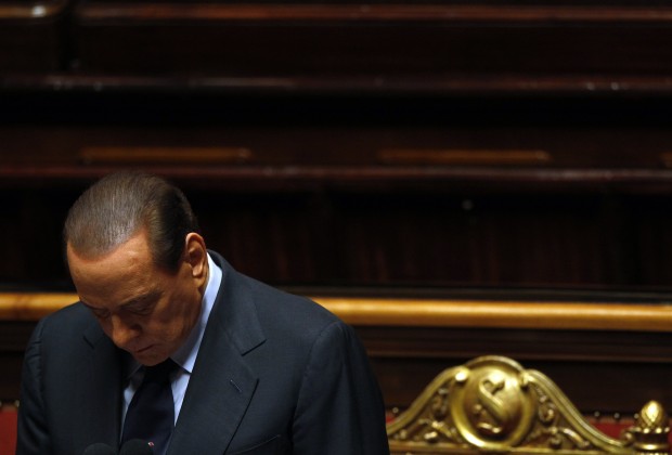 Berlusconi dorme durante la seduta del Senato del 13/12/2010 sulla fiducia al suo governo