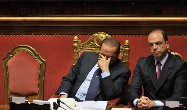 Berlusconi dorme durante la seduta del Senato del 13/12/2010 sulla fiducia al suo governo