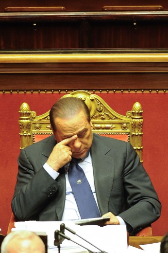 Berlusconi dorme durante la seduta del Senato del 13/12/2010 sulla fiducia al suo governo