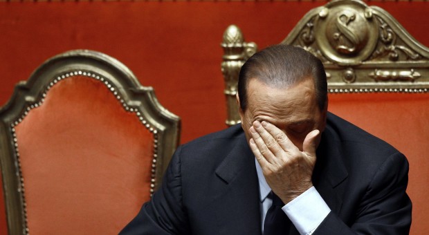 Berlusconi dorme durante la seduta del Senato del 13/12/2010 sulla fiducia al suo governo