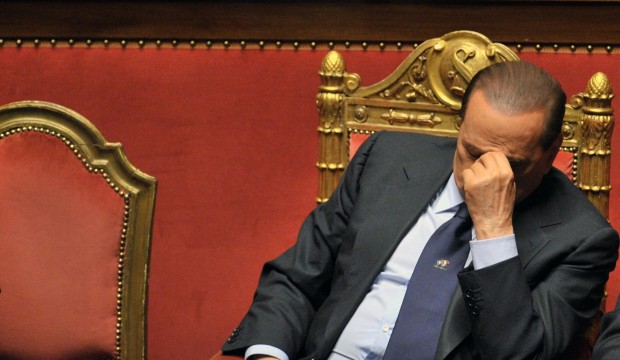 Berlusconi dorme durante la seduta del Senato del 13/12/2010 sulla fiducia al suo governo