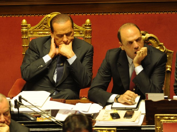 Berlusconi dorme durante la seduta del Senato del 13/12/2010 sulla fiducia al suo governo