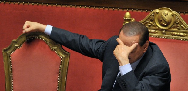 Berlusconi dorme durante la seduta del Senato del 13/12/2010 sulla fiducia al suo governo