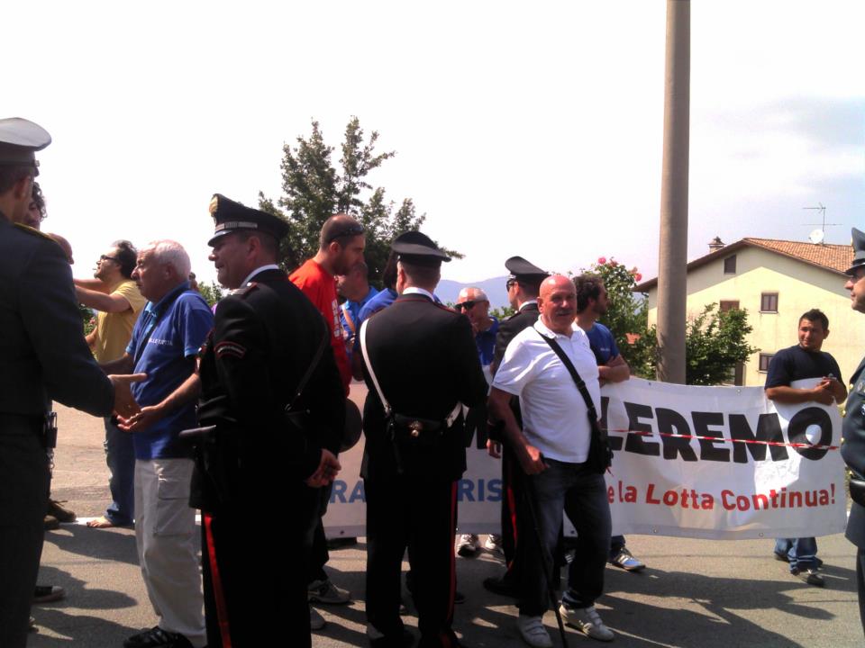 La protesta dei lavoratori dell'Irisbus al Giro d'Italia domenica 13/05/2012 località Contrada Bosco Montemiletto (AV)