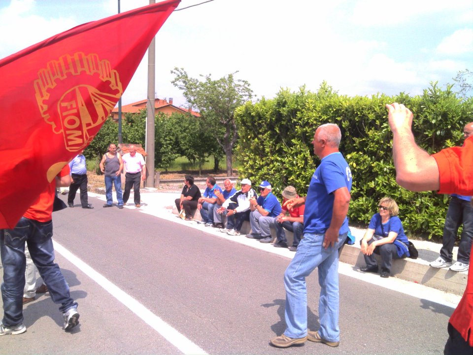 La protesta dei lavoratori dell'Irisbus al Giro d'Italia domenica 13/05/2012 località Contrada Bosco Montemiletto (AV)