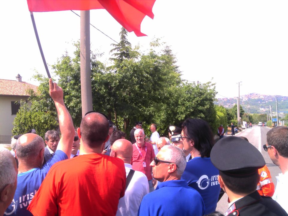 La protesta dei lavoratori dell'Irisbus al Giro d'Italia domenica 13/05/2012 località Contrada Bosco Montemiletto (AV)