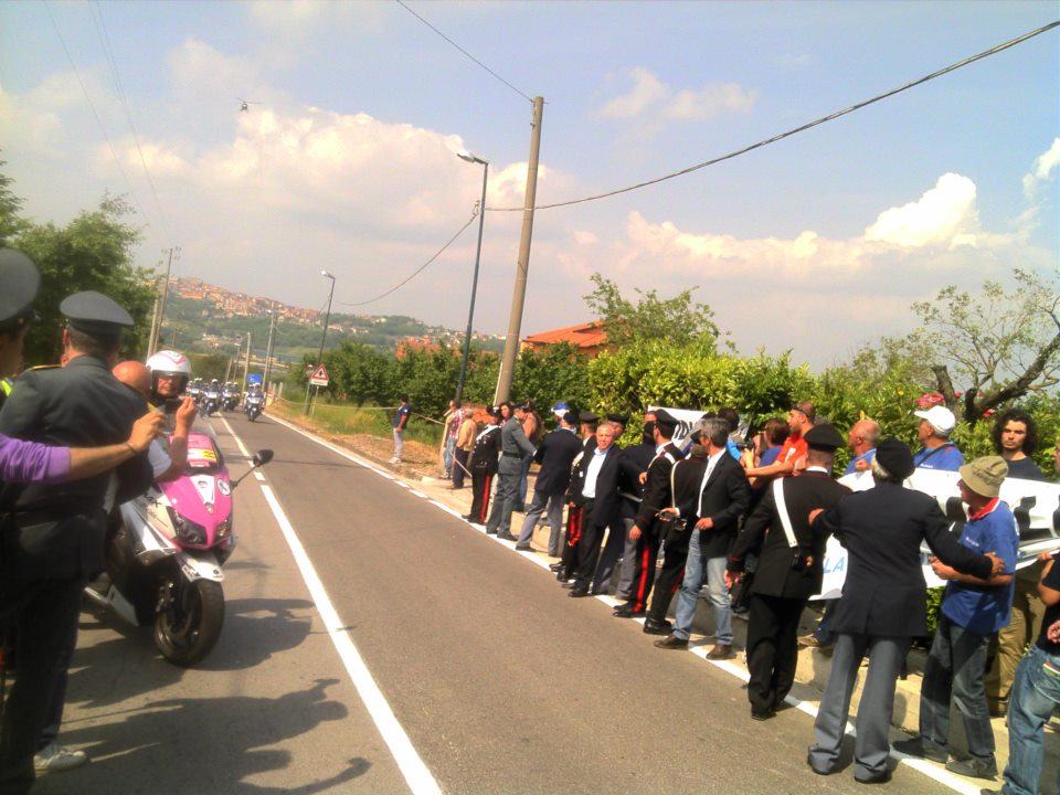 La protesta dei lavoratori dell'Irisbus al Giro d'Italia domenica 13/05/2012 località Contrada Bosco Montemiletto (AV)