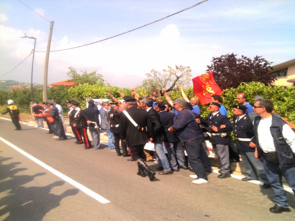 La protesta dei lavoratori dell'Irisbus al Giro d'Italia domenica 13/05/2012 località Contrada Bosco Montemiletto (AV)