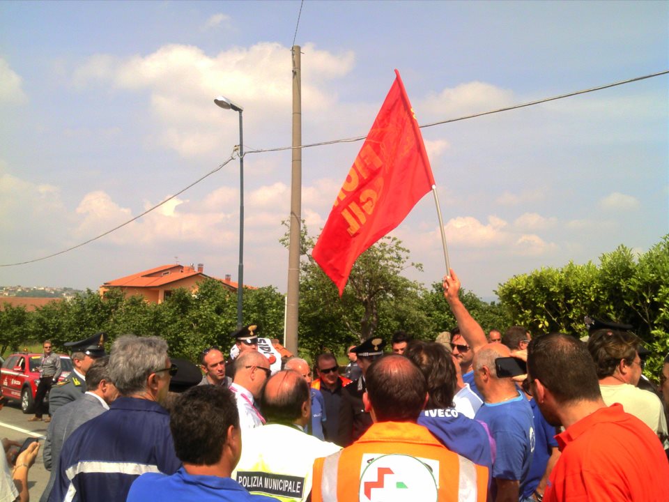 La protesta dei lavoratori dell'Irisbus al Giro d'Italia domenica 13/05/2012 località Contrada Bosco Montemiletto (AV)