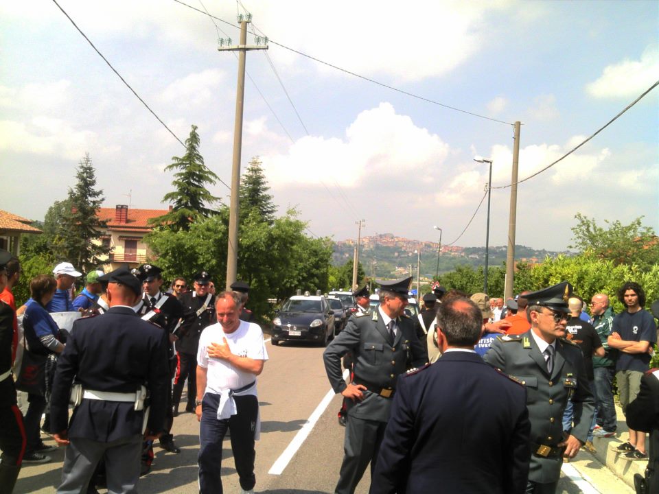 La protesta dei lavoratori dell'Irisbus al Giro d'Italia domenica 13/05/2012 località Contrada Bosco Montemiletto (AV)