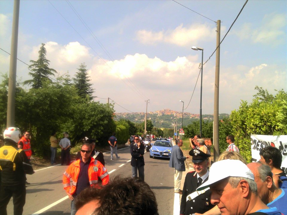 La protesta dei lavoratori dell'Irisbus al Giro d'Italia domenica 13/05/2012 località Contrada Bosco Montemiletto (AV)