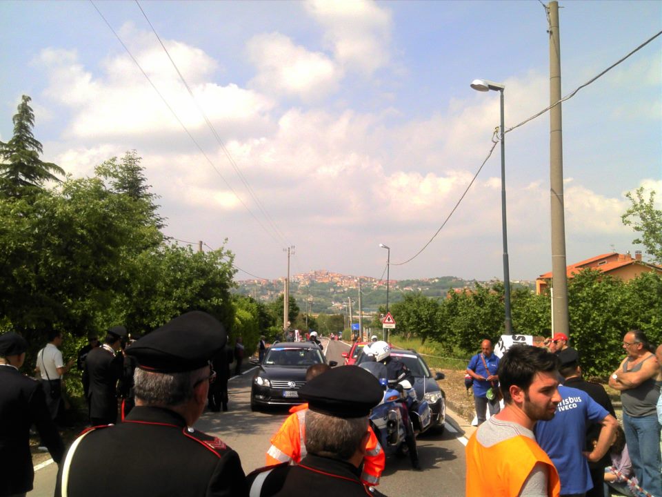 La protesta dei lavoratori dell'Irisbus al Giro d'Italia domenica 13/05/2012 località Contrada Bosco Montemiletto (AV)