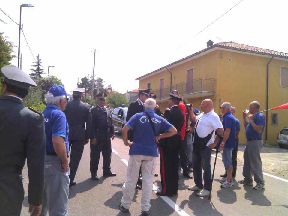 La protesta dei lavoratori dell'Irisbus al Giro d'Italia domenica 13/05/2012 località Contrada Bosco Montemiletto (AV)