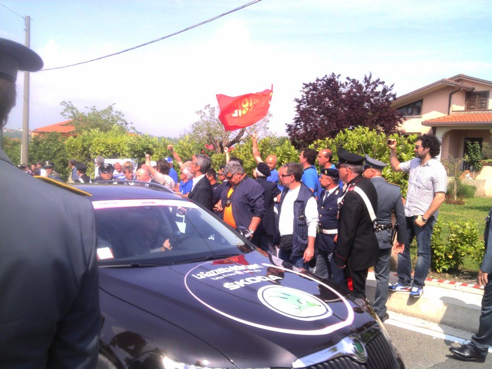 La protesta dei lavoratori dell'Irisbus al Giro d'Italia domenica 13/05/2012 località Contrada Bosco Montemiletto (AV)