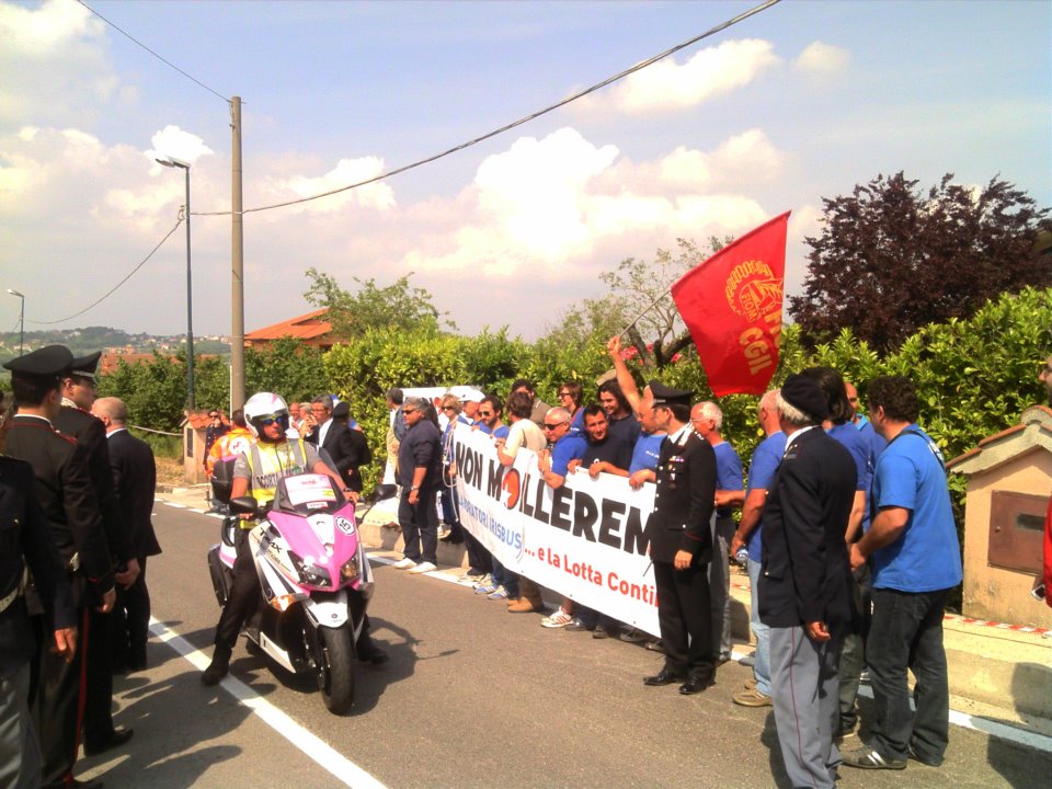 La protesta dei lavoratori dell'Irisbus al Giro d'Italia domenica 13/05/2012 località Contrada Bosco Montemiletto (AV)