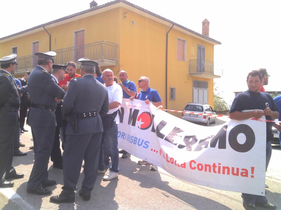 La protesta dei lavoratori dell'Irisbus al Giro d'Italia domenica 13/05/2012 località Contrada Bosco Montemiletto (AV)