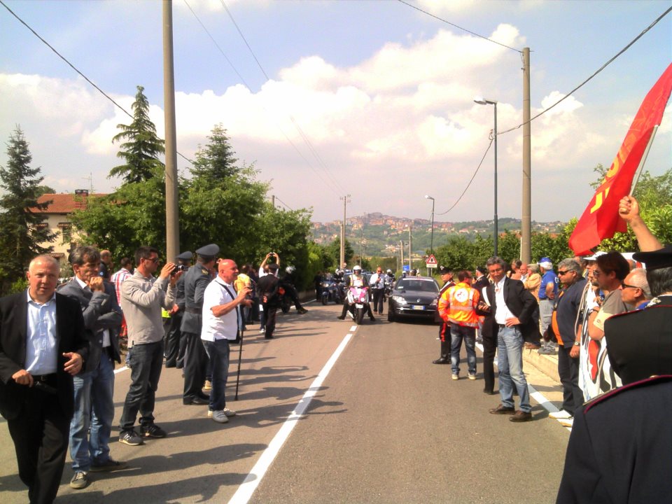 La protesta dei lavoratori dell'Irisbus al Giro d'Italia domenica 13/05/2012 località Contrada Bosco Montemiletto (AV)