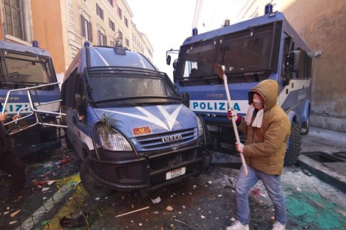 Roma, 14 dicembre 2010, polizziotto provocatore?